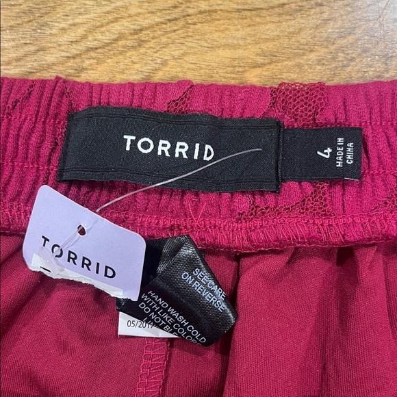 Torrid Scalloped Floral Lace Shorts - Picture 3 of 6